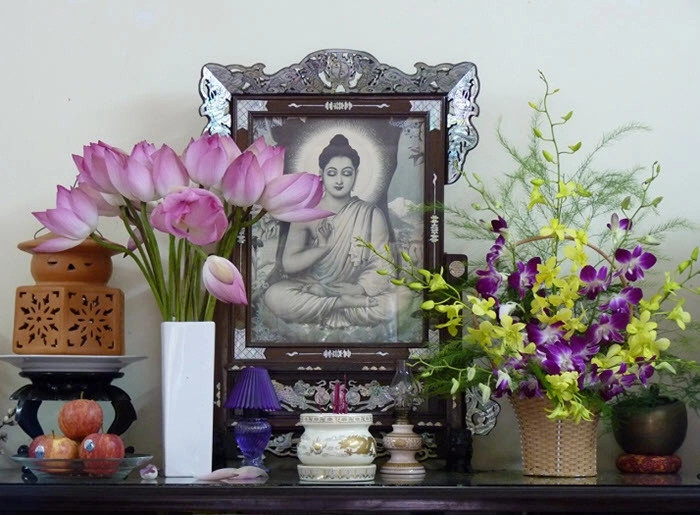 Mẫu Cắm Hoa Bàn Thờ Phật