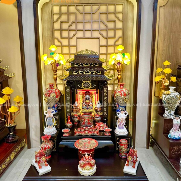 Tượng Tiên Đồng Ngọc Nữ trên bàn thờ Thần Tài